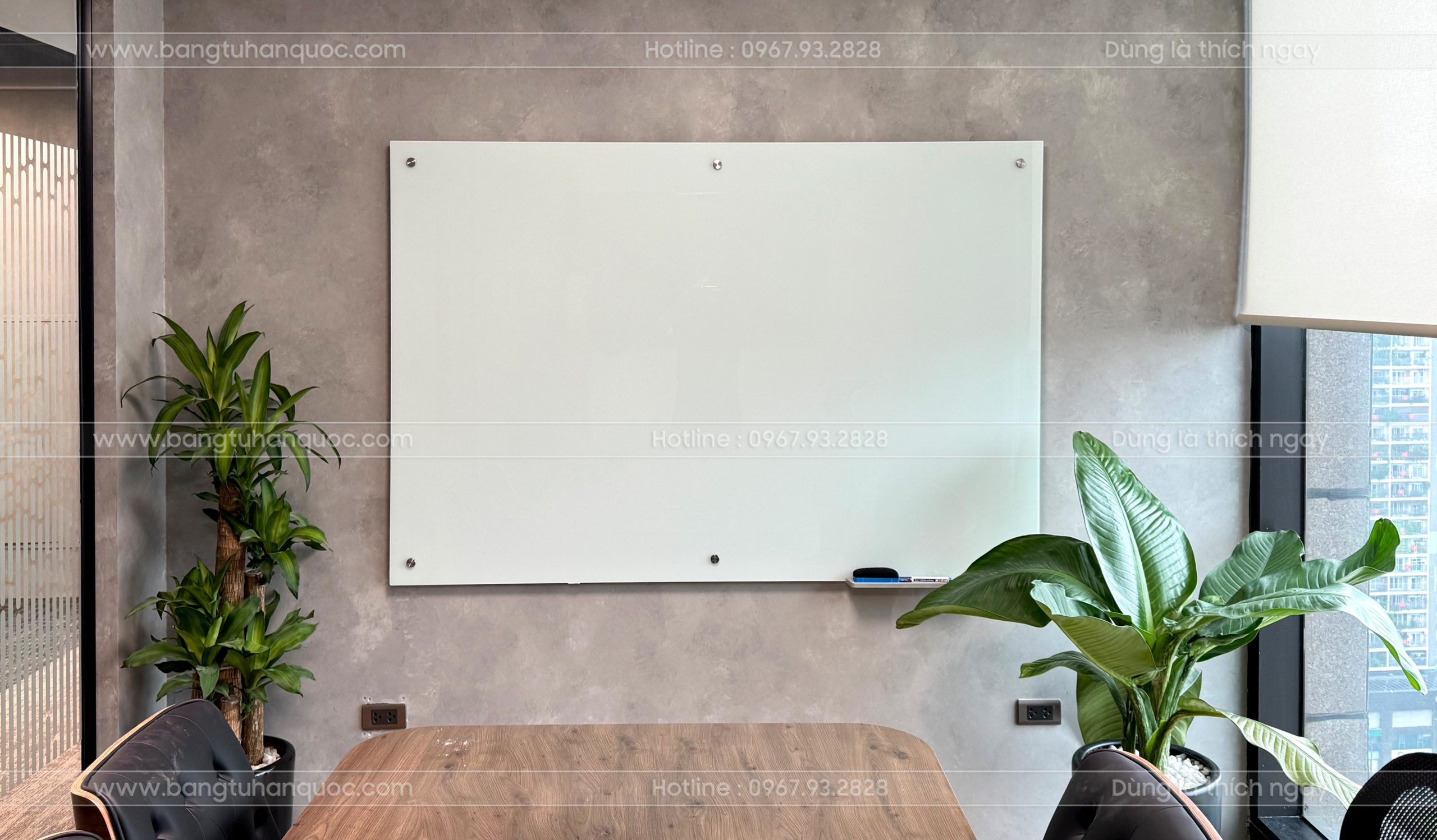 Bảng kính văn phòng treo tường lắp trụ inox cho phòng họp