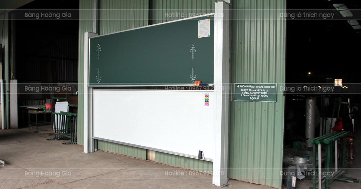 Cột thép 90x90 và thanh trượt 30x30 sơn tĩnh điện trắng sứ của bảng trượt dọc 2 lớp